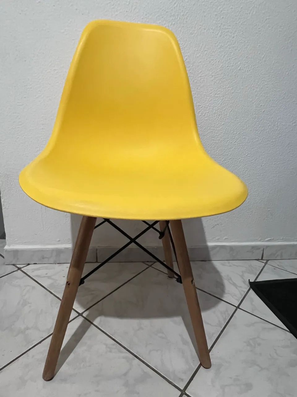 Vendo 5 cadeiras Eiffel com base de madeira maciça em perfeito estado de conservação! - Foto 4