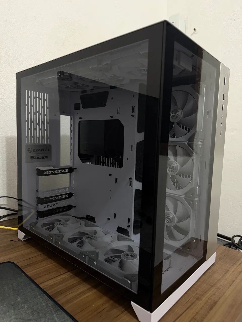 Gabinete Lian li + 9 fans Lian Li + controladora