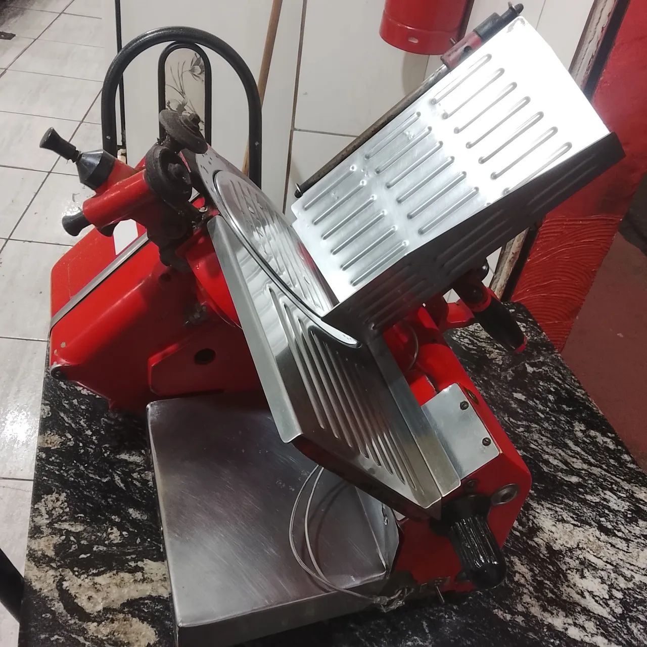 Máquina de fatiar é balança 