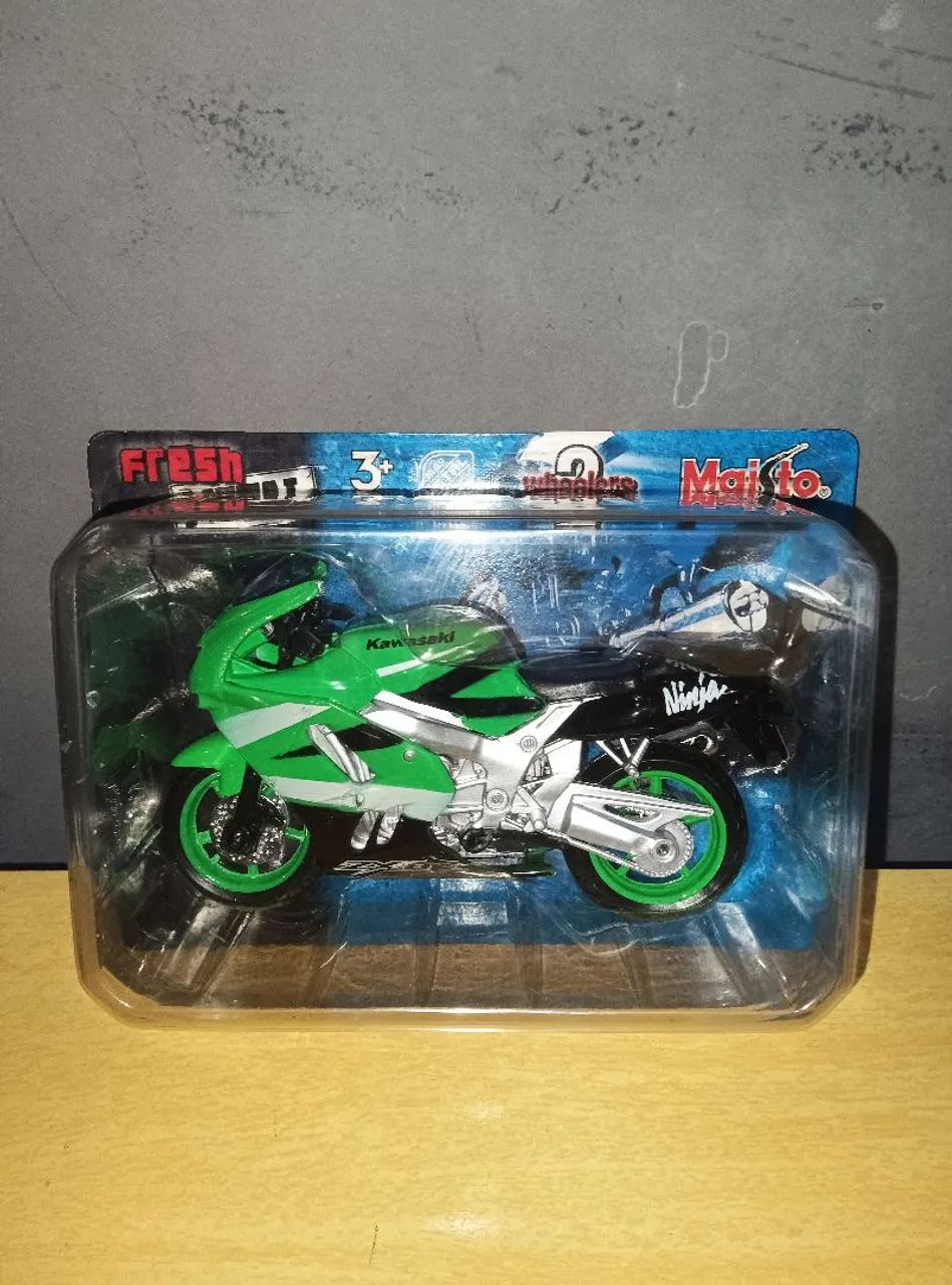 Moto Kawasaki Ninja ZX9R Maisto escala 1:18 - Brinquedos e Jogos