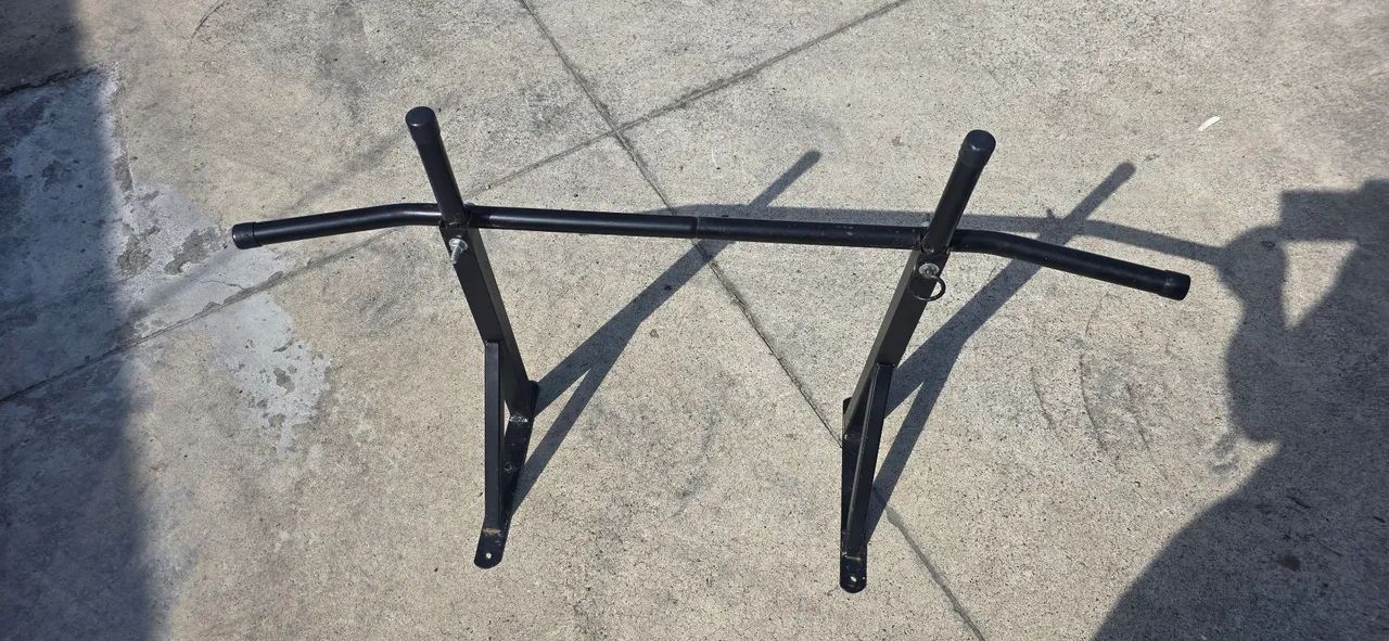 Barra fixa com suporte para saco de pancada