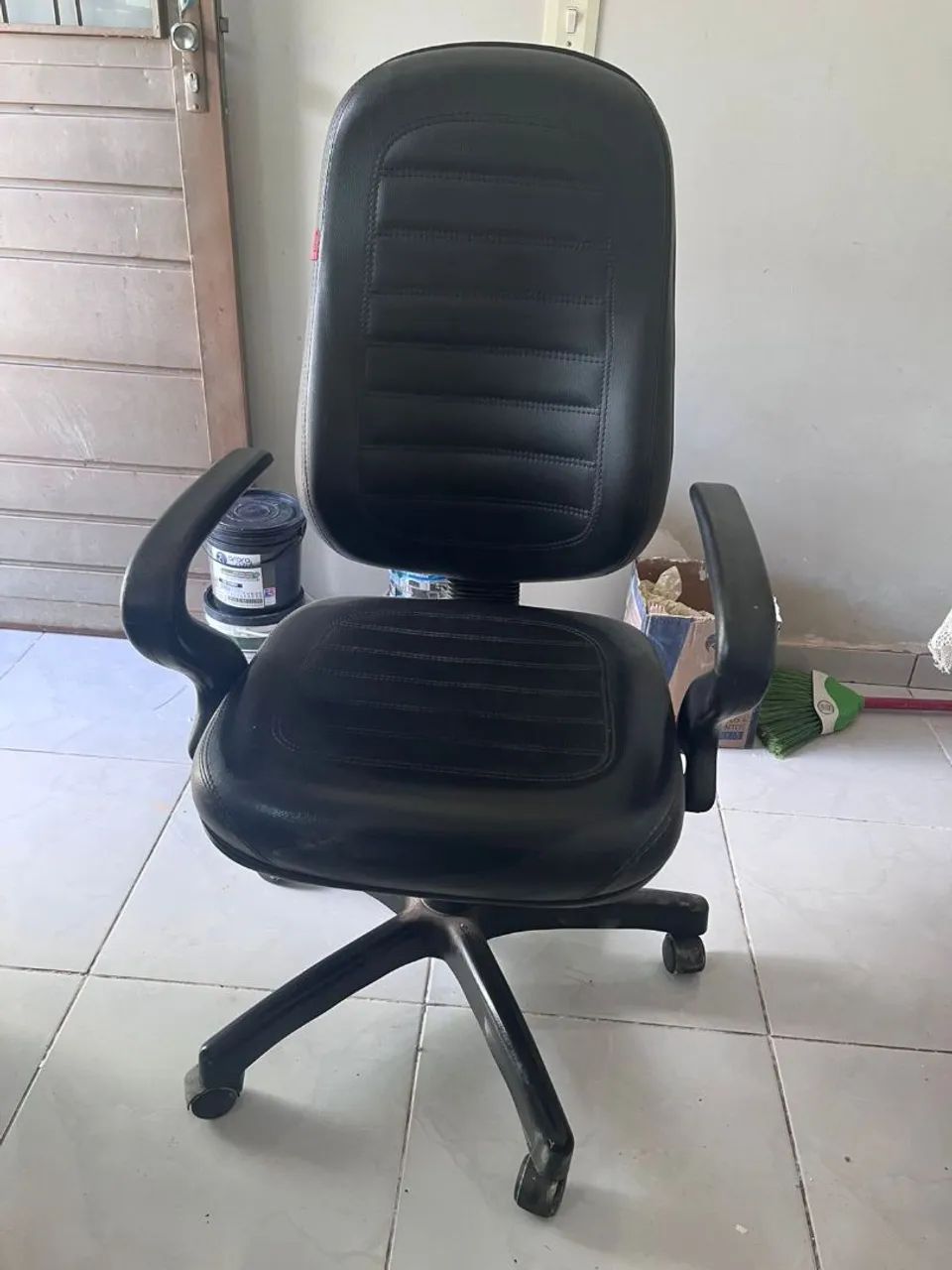 Office chair in excellent condition.