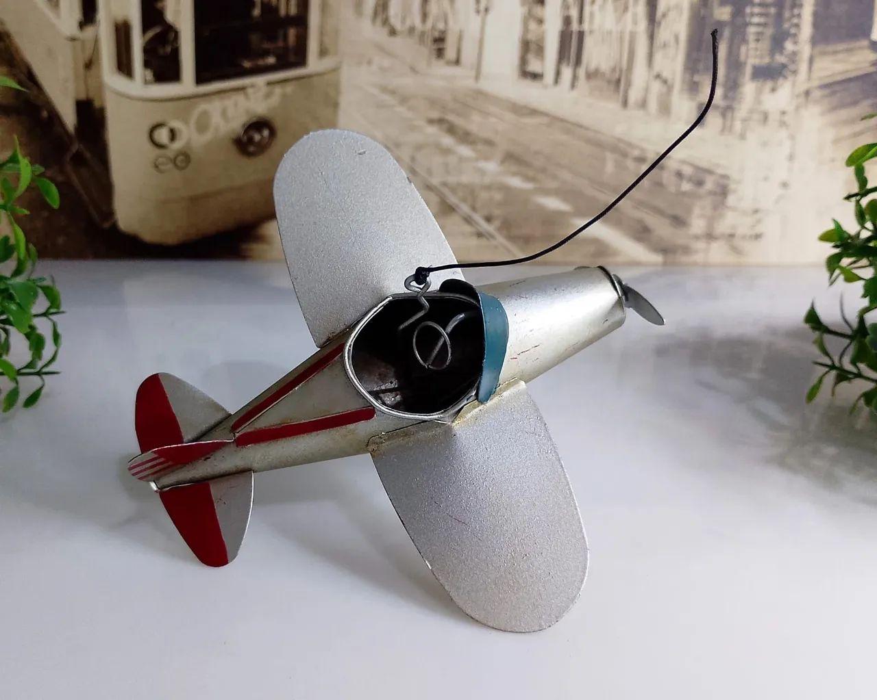 Miniatura Vintage de Avião em lata. - Foto 3
