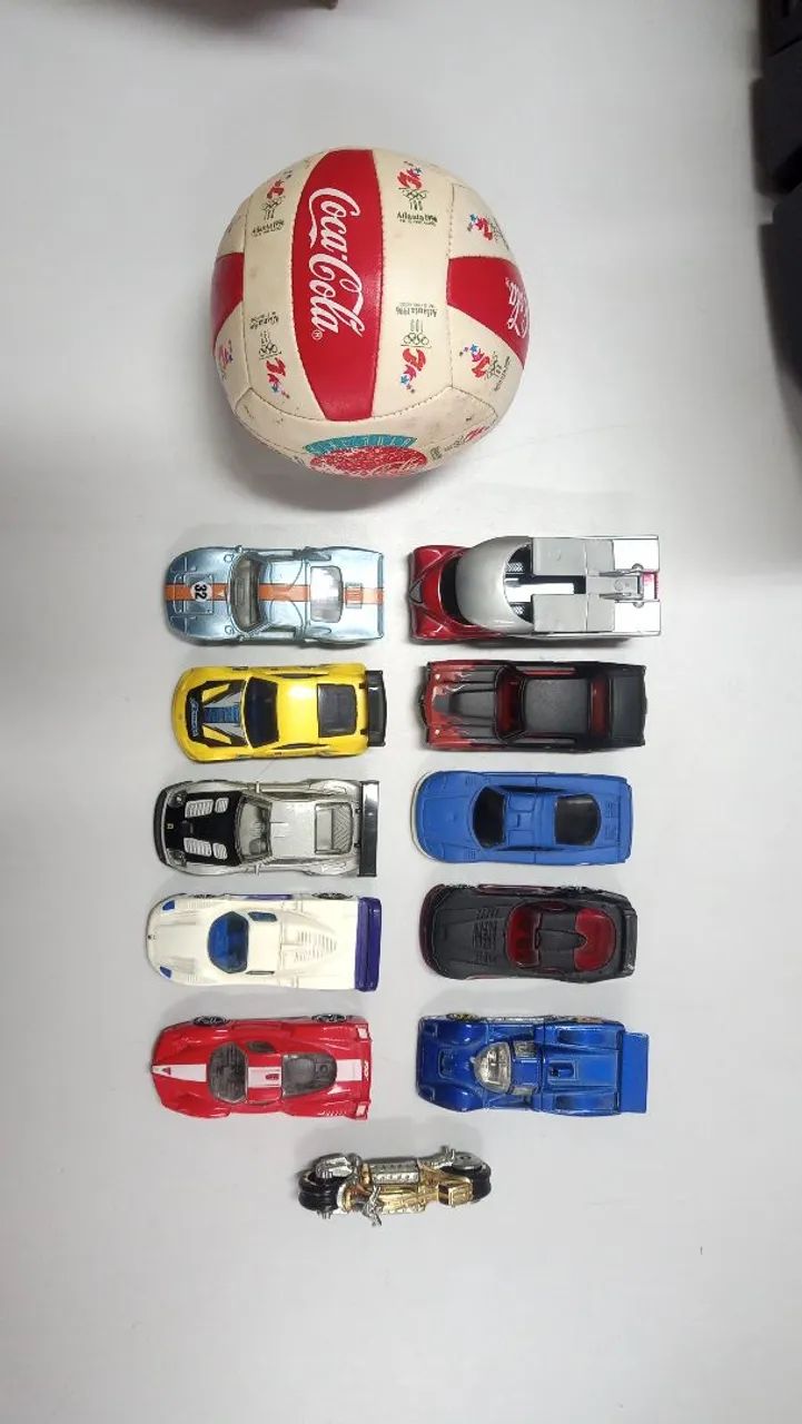 Lote Hot Wheels mais brinde bola da coca