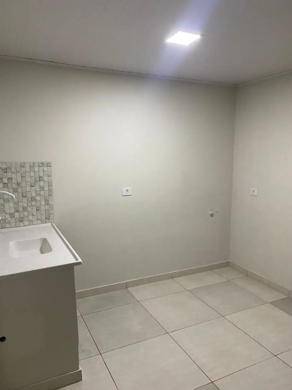 Alugo Kitnet (Água, luz e internet inclusos) - Foto 3