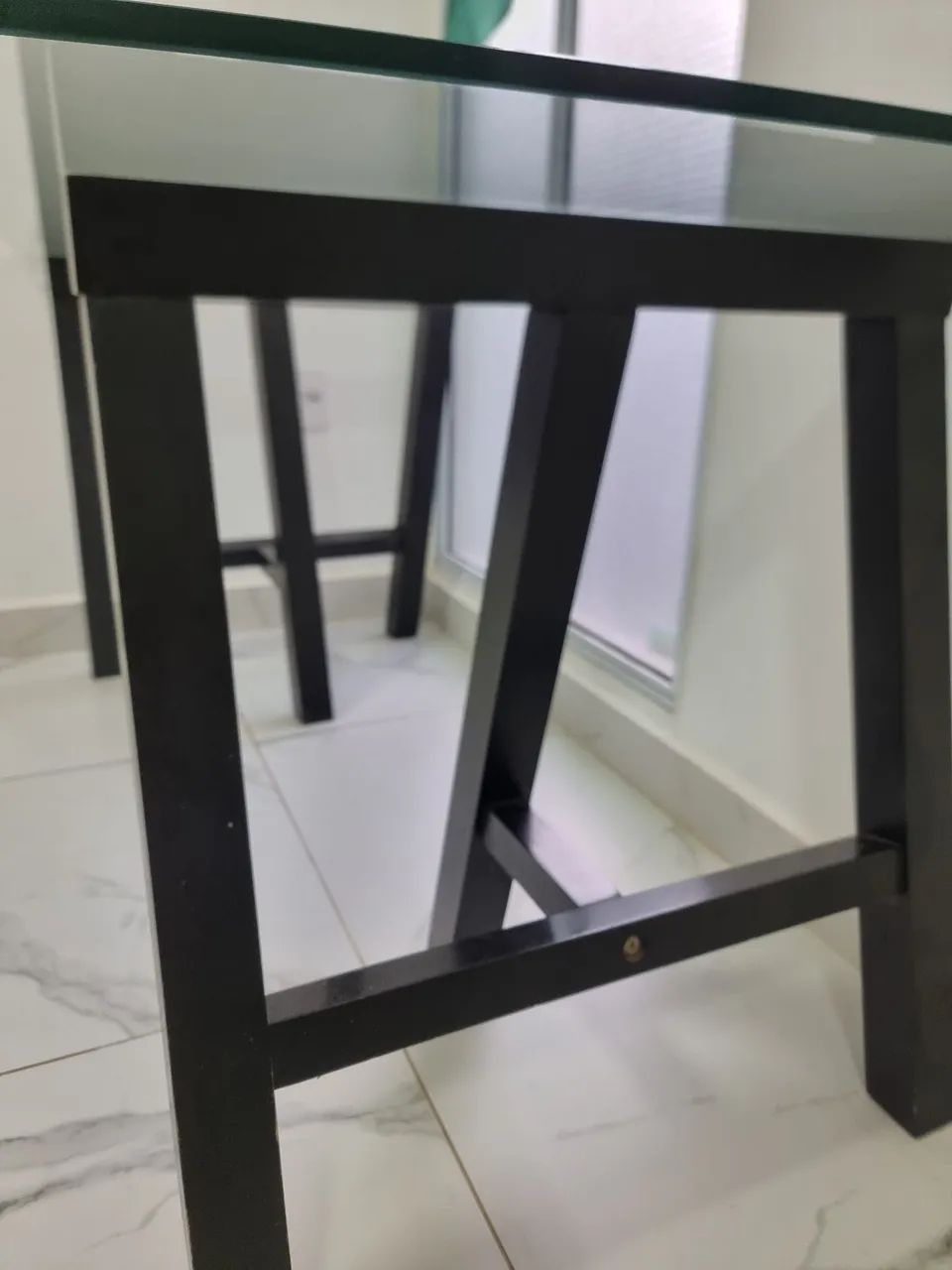 Mesa de jantar de vidro com cadeiras estofadas - Foto 3