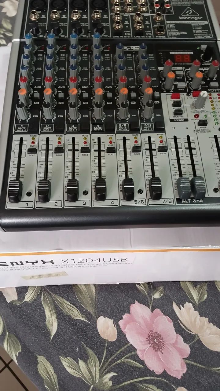 Mesa de som Behringer na caixa sem uso. - Foto 2
