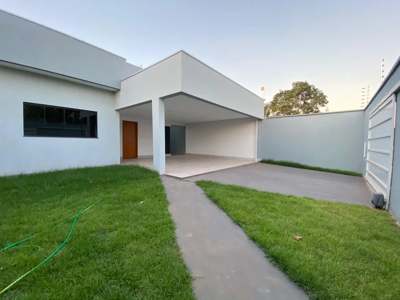 Casa térrea com 3 quartos e amplo quintal no Setor Park dos Buritis em Palmas