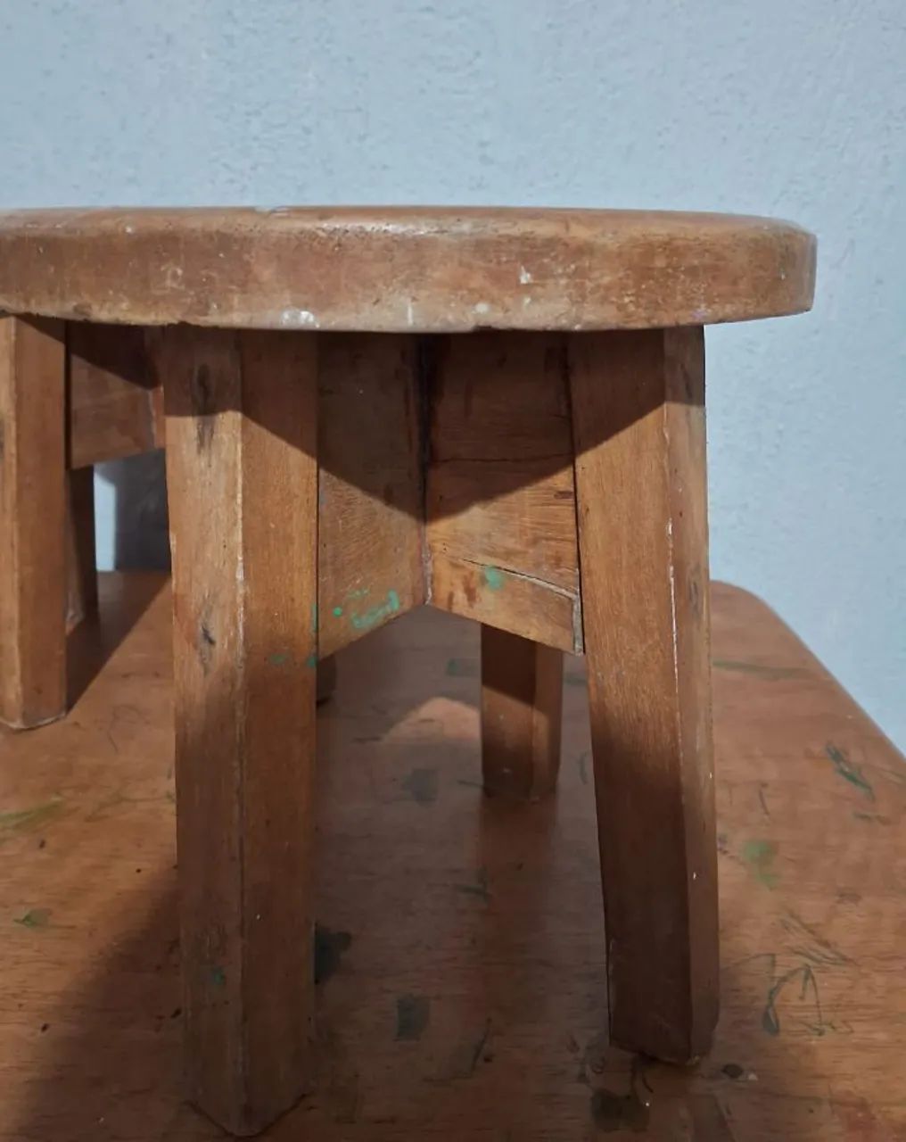 Mesa de madeira pequena com 3 bancos  - Foto 5