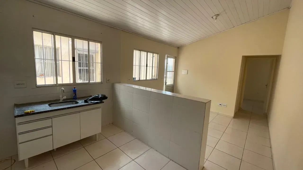 ÓTIMA CASA COM 01 DORM. P/LOCAÇÃO NO CENTRO DA PENHA - Foto 2