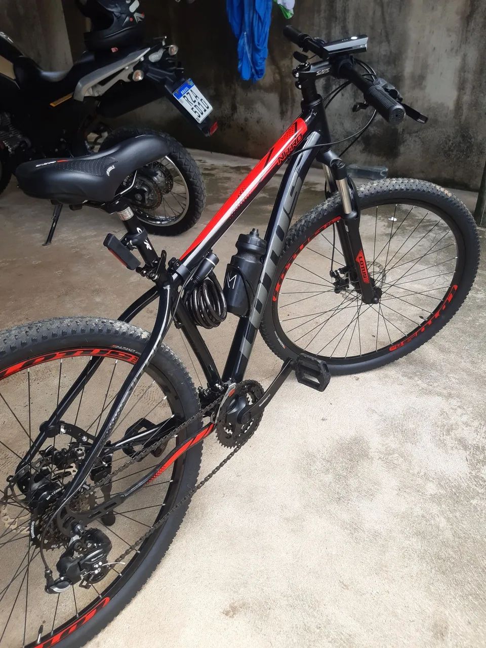 Bicicleta lottus vermelha equipada com poucos meses de uso. 
