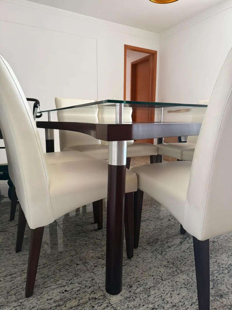Mesa de madeira maciça com 8 cadeiras  - Foto 5