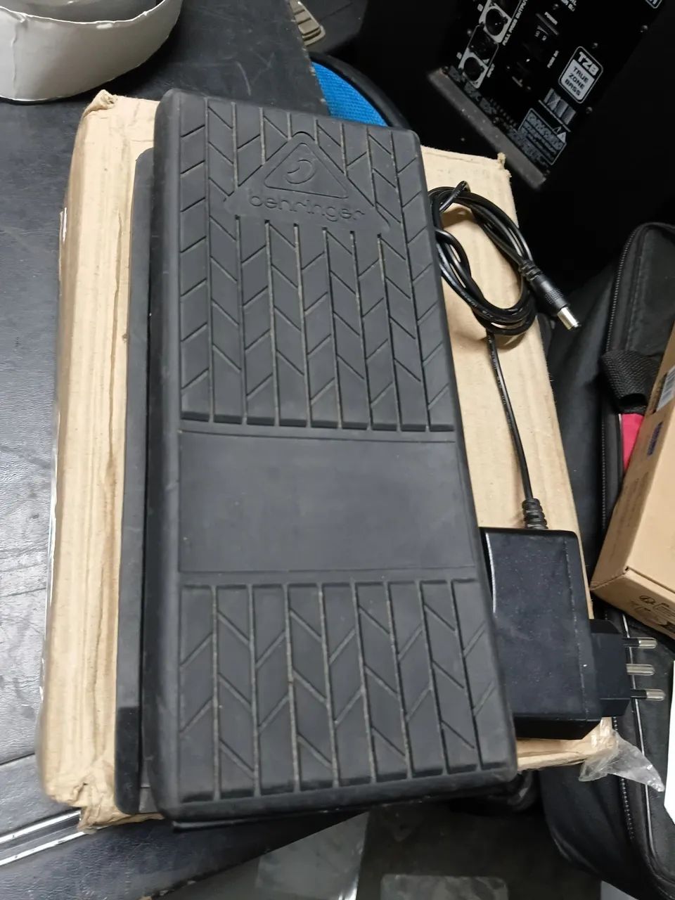 Pedal de Volume Beringher Stereo com fonte