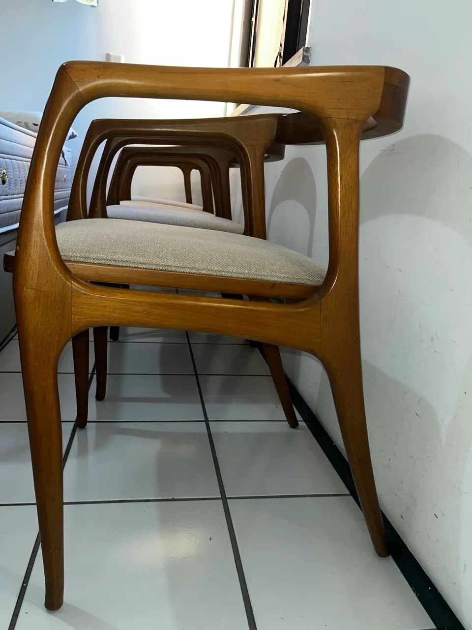 Conjunto de cadeiras de madeira maciça com acolchoado de linho - Foto 3