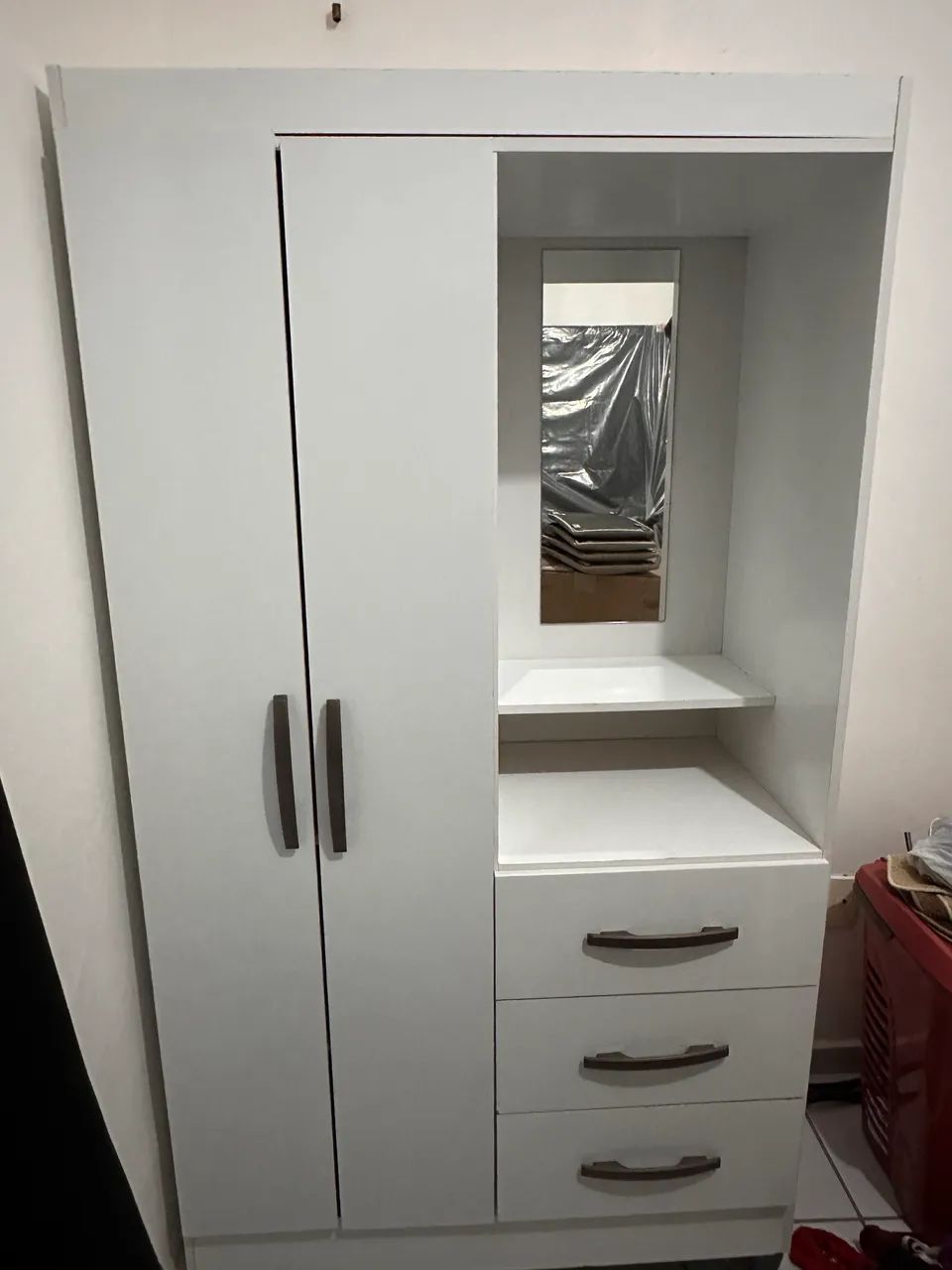 Guarda-roupa semi novo. 