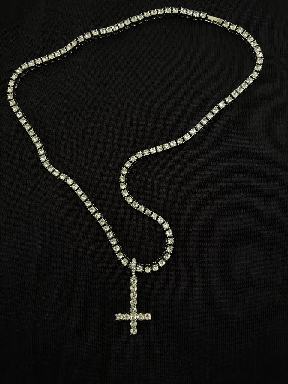 Colar cruz invertida playboi carti