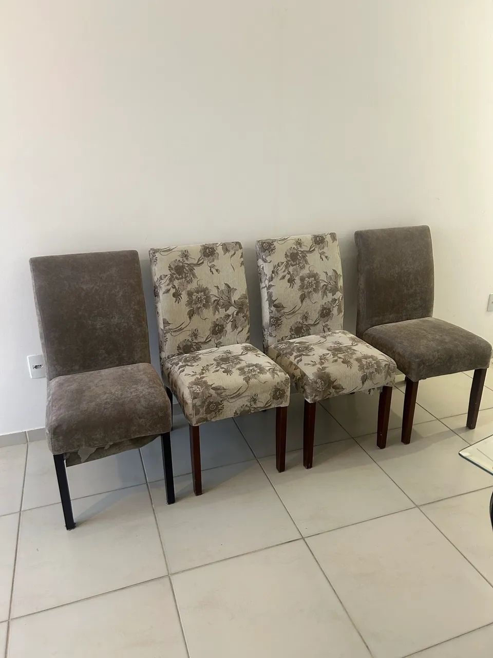 Vendo Mesa 4 Cadeiras  e 1 aparador  - Foto 2