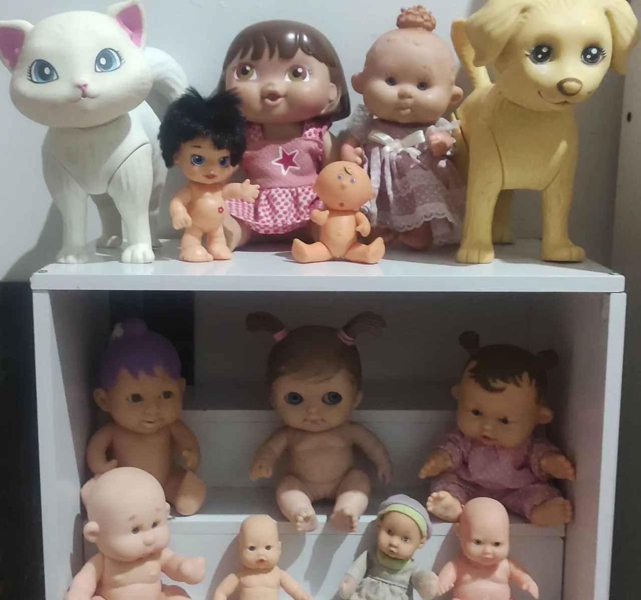 Coleção de bonecas antiga e gata e cão 