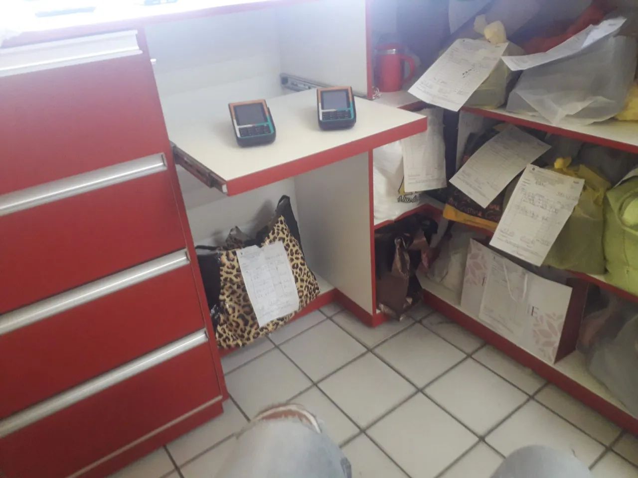 PRECISO DE COSTUREIRA URGENTE PARA CONSERTOS E REFORMAS. - Foto 2