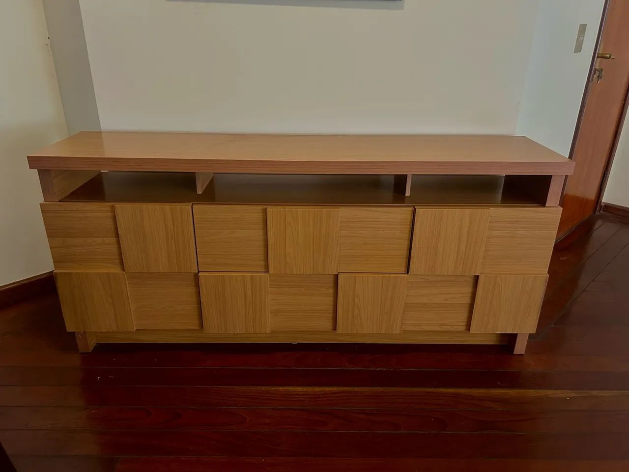 Vendo esse aparador de madeira com com duas portas e gavetas 