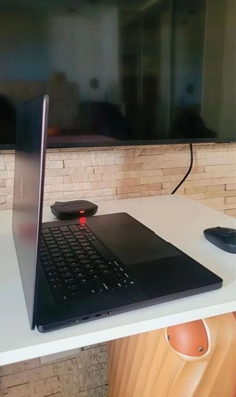 MacBook Pro 16 M3 Pro 18GB 512GB SSD - 100% Bateria  - Foto 2