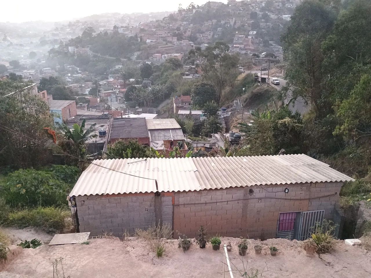 Vendo terreno com dois cômodos e banheiro 