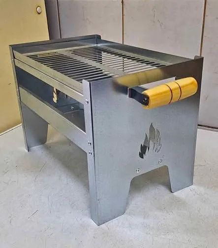 Churrasqueira de Metal com Grelha - Modelo Compacto