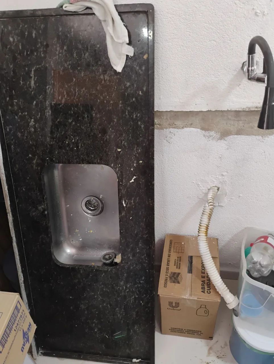 Pias de mármore e tanque 