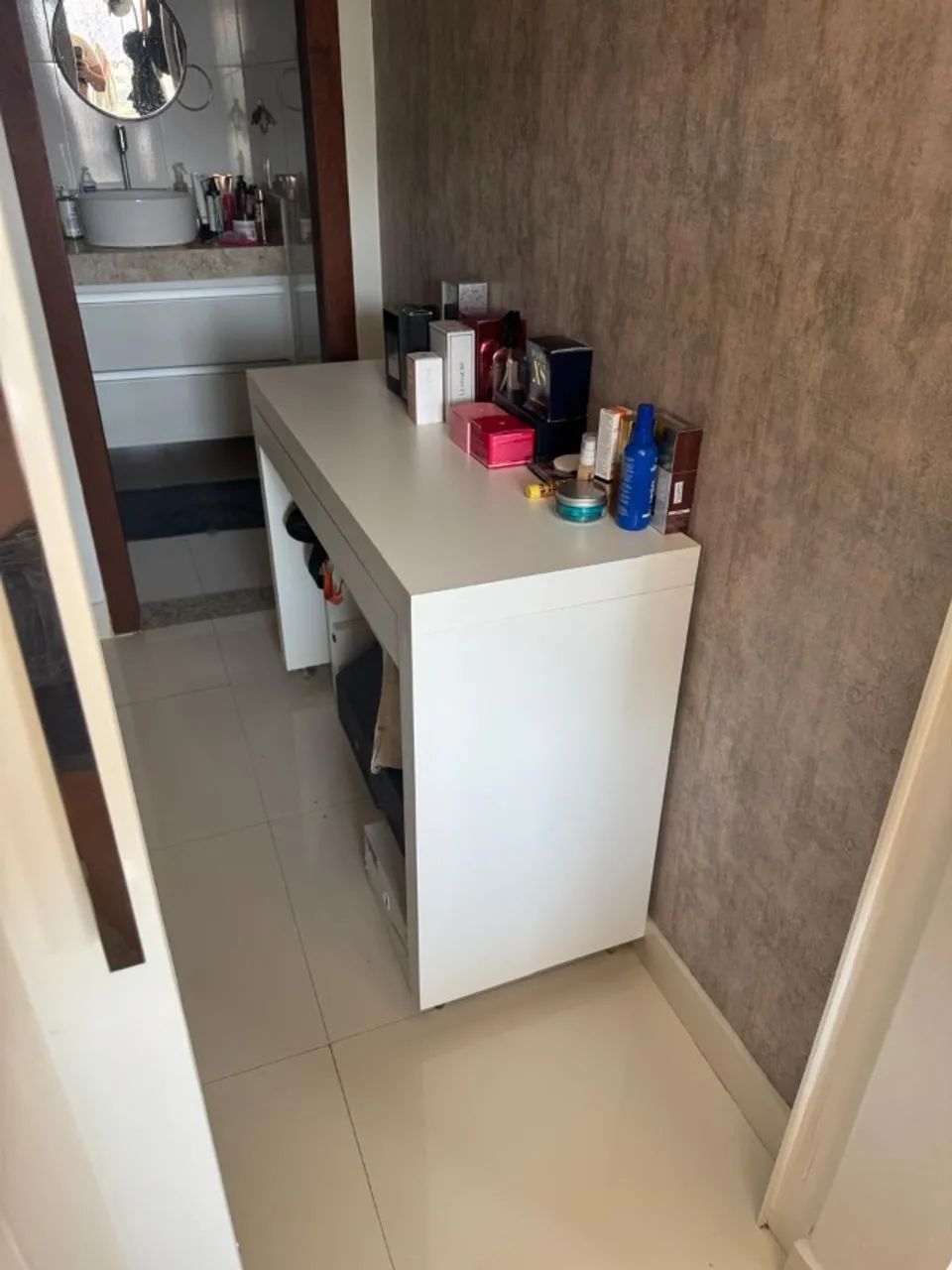 PENTEADEIRA EM MDF BRANCO COM RODINHAS
