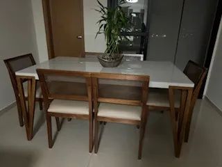 Conjunto de jantar, mesa off white com vidro e com seis cadeiras.