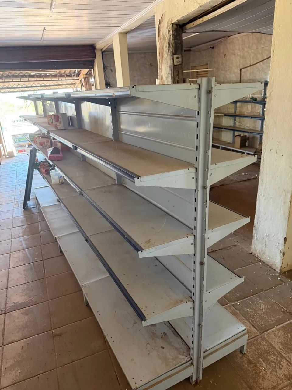 Gôndolas usadas de centro e parede