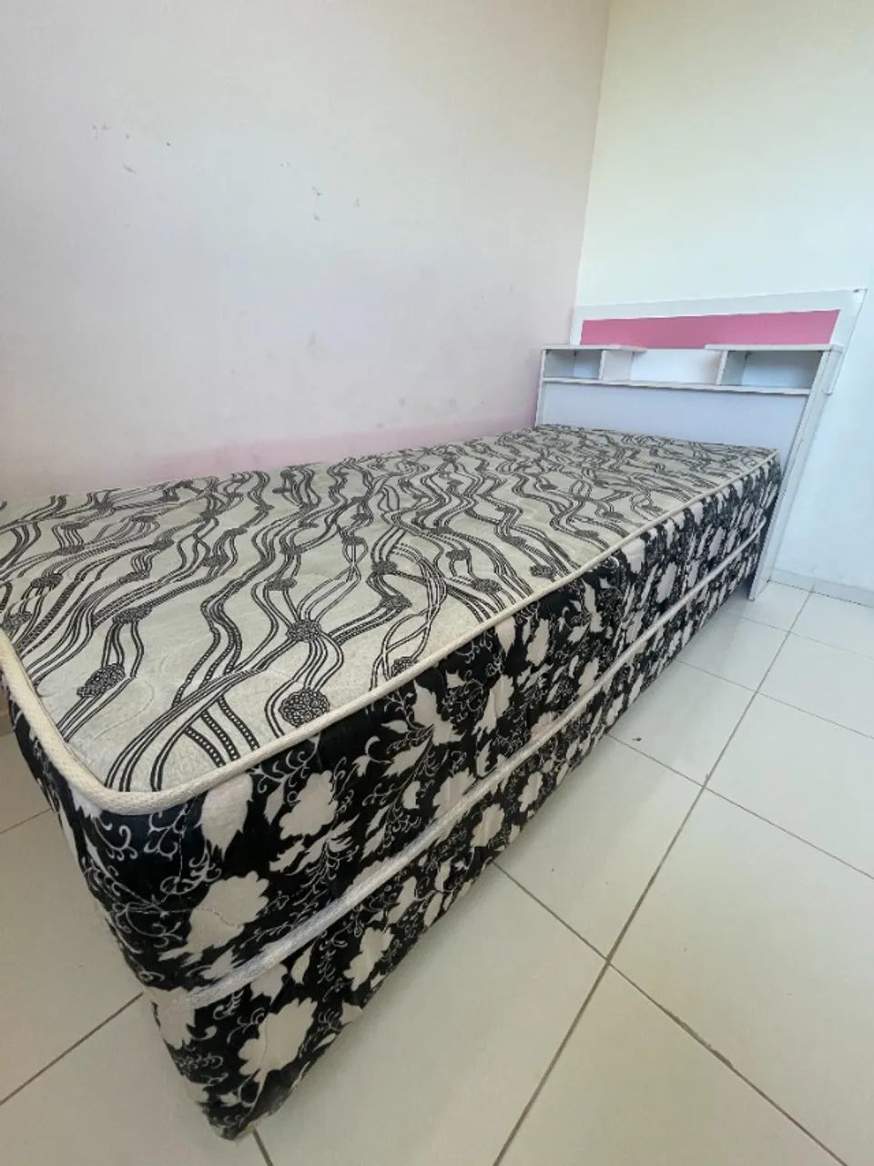 Cama de solteiro higienizada com cabeceira m MDF