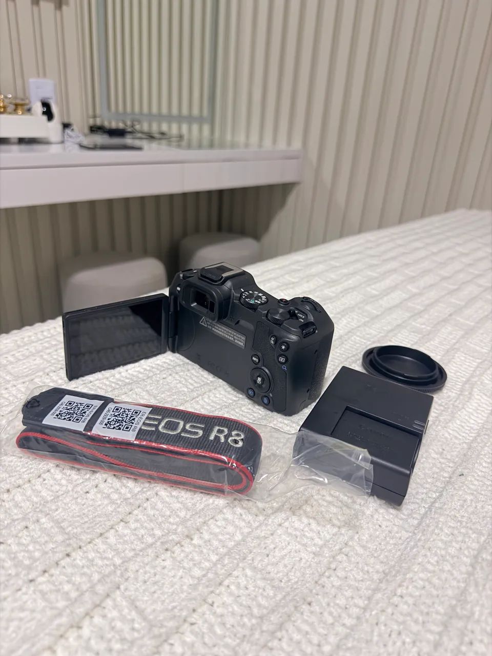 Câmera profissional: Canon EOS R8 - Foto 4