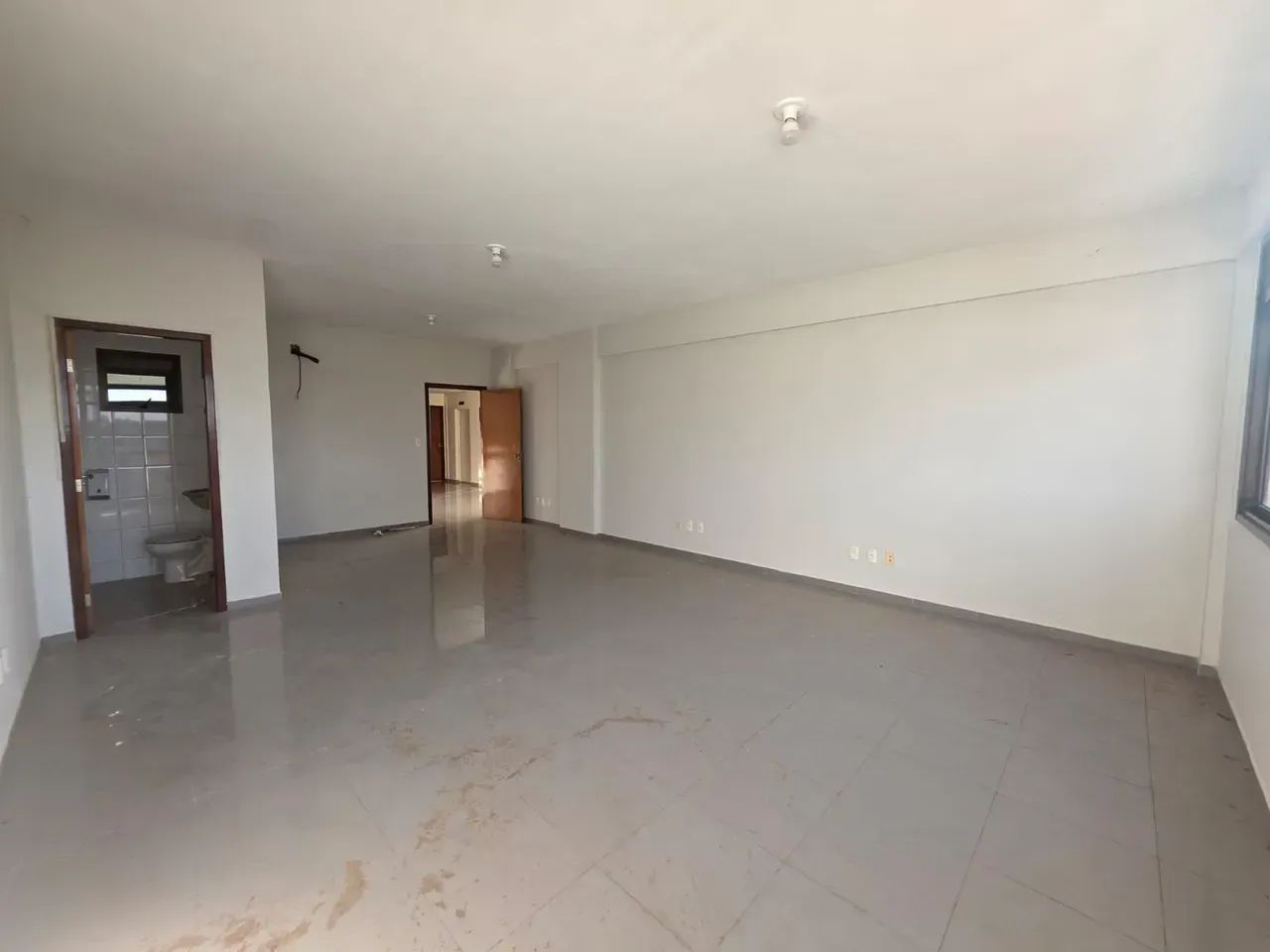 Sala comercial 80m² com 02 lavabos - Centro - Foto 2