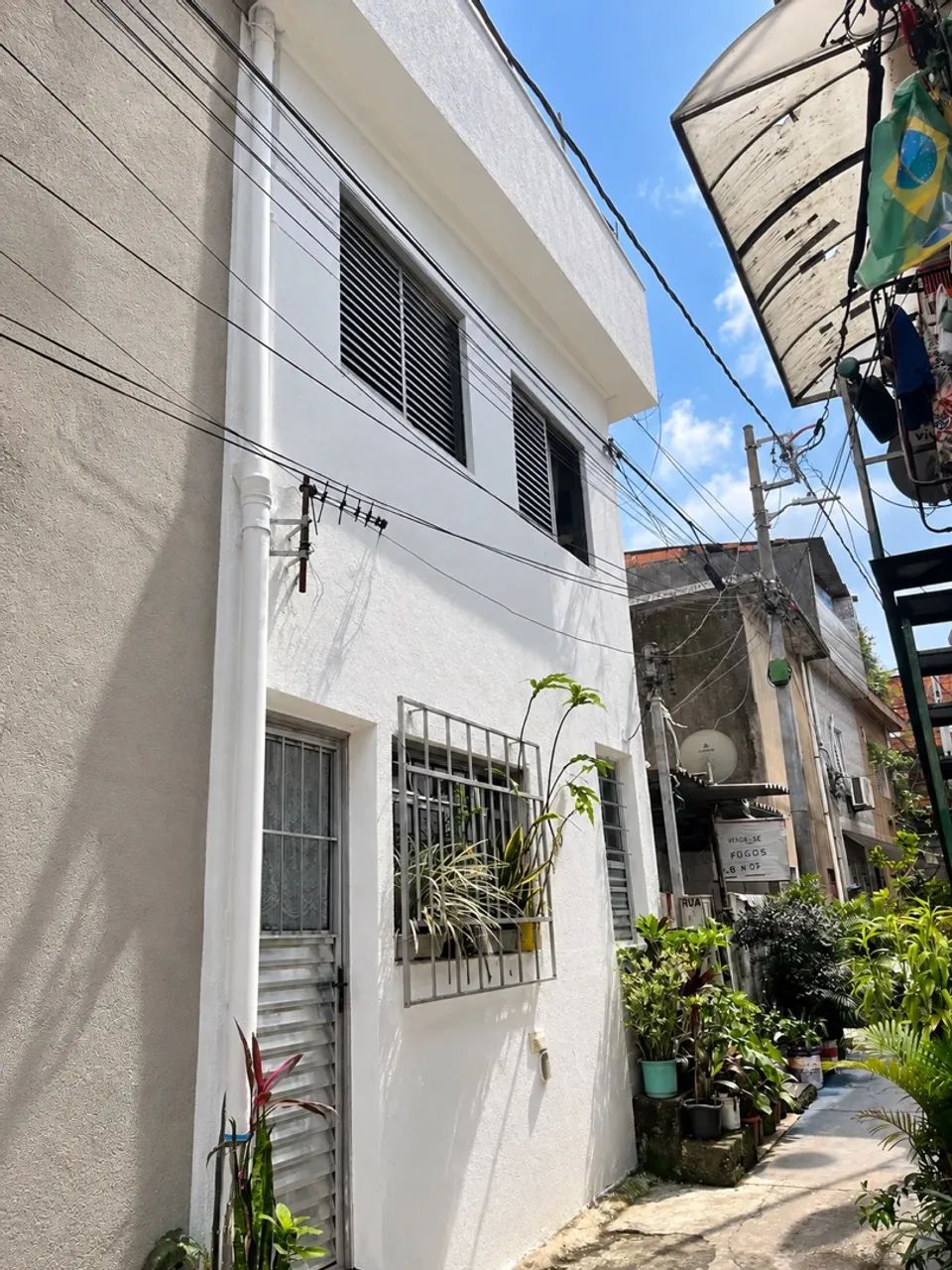 Casa com 2 quartos, 3 banheiros e 2 áreas externas