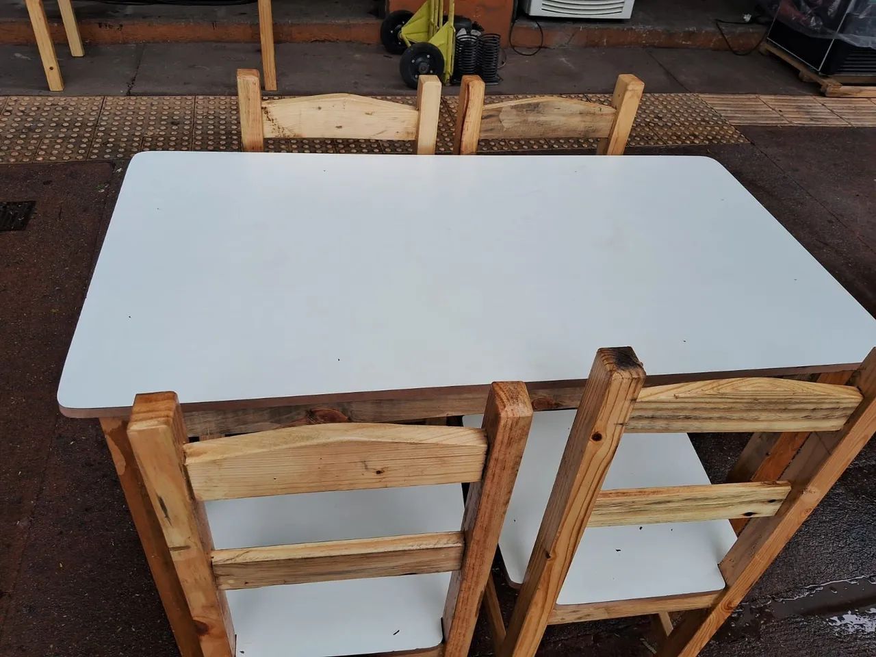 Mesa de madeira Pinus 110x60 Nova com 4 Cadeiras  - Foto 2