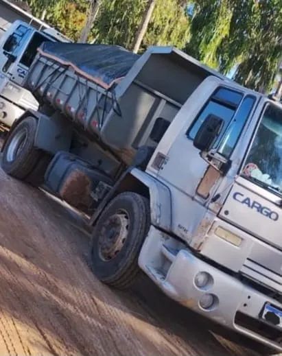 VENDO CAÇAMBA FORD CARGO 1517 E  - Foto 2
