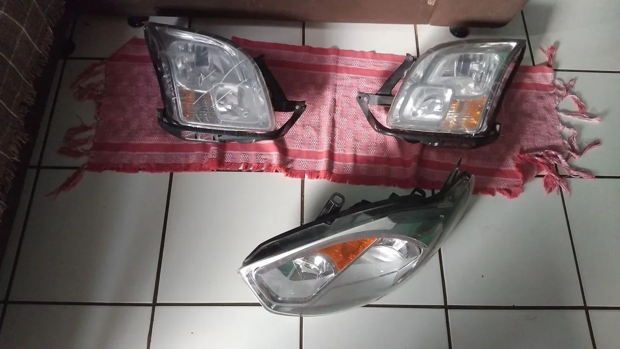 Vendo"FAROL DO FORD FUSION"