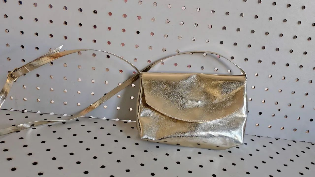 Sapatilha boneca dourada número 35 e bolsa de alta dourada pequena - Foto 6