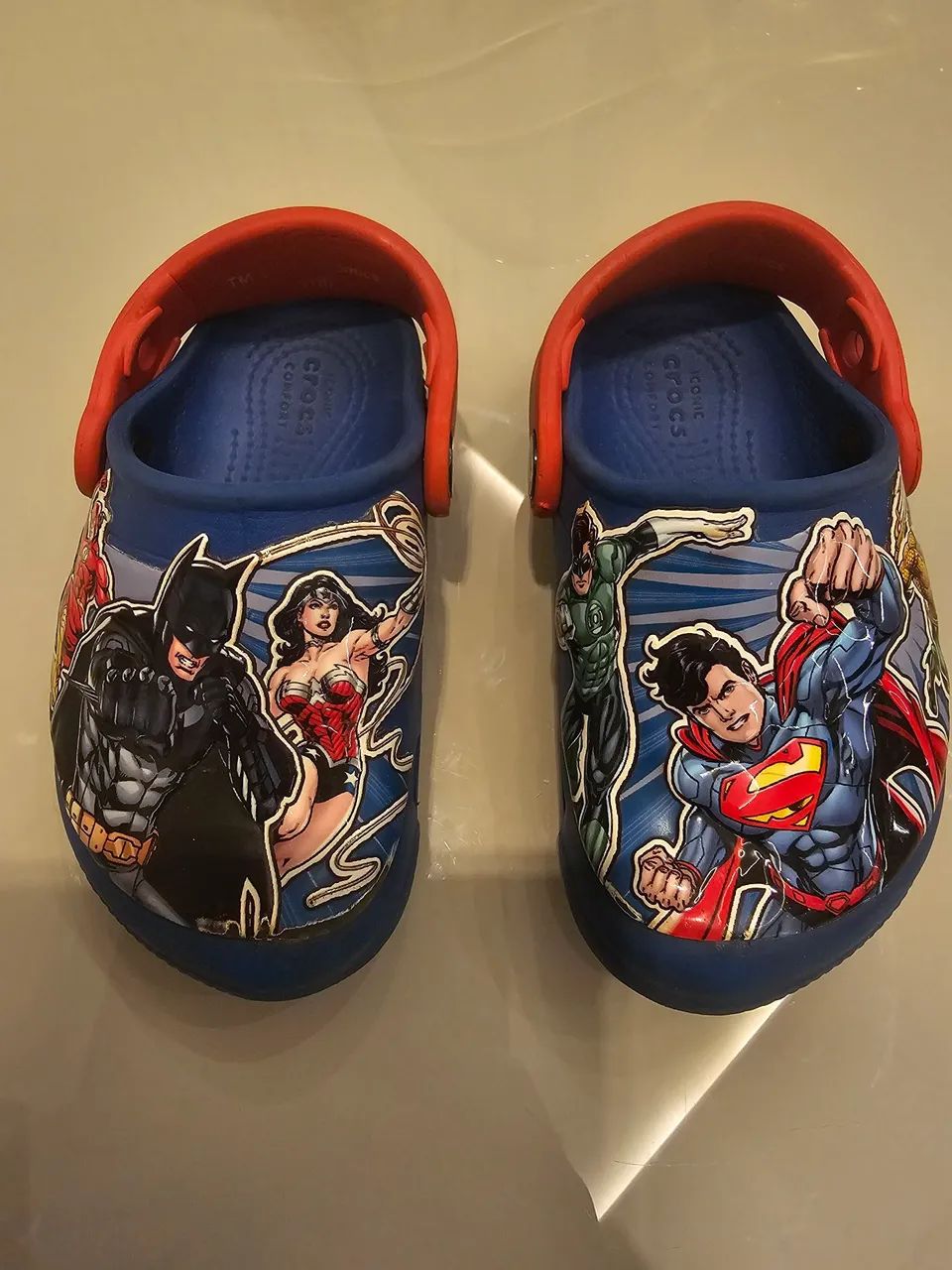 Crocs Super Heróis C8 e Crocs Cinza c9 - Calçados Infantis - Setor