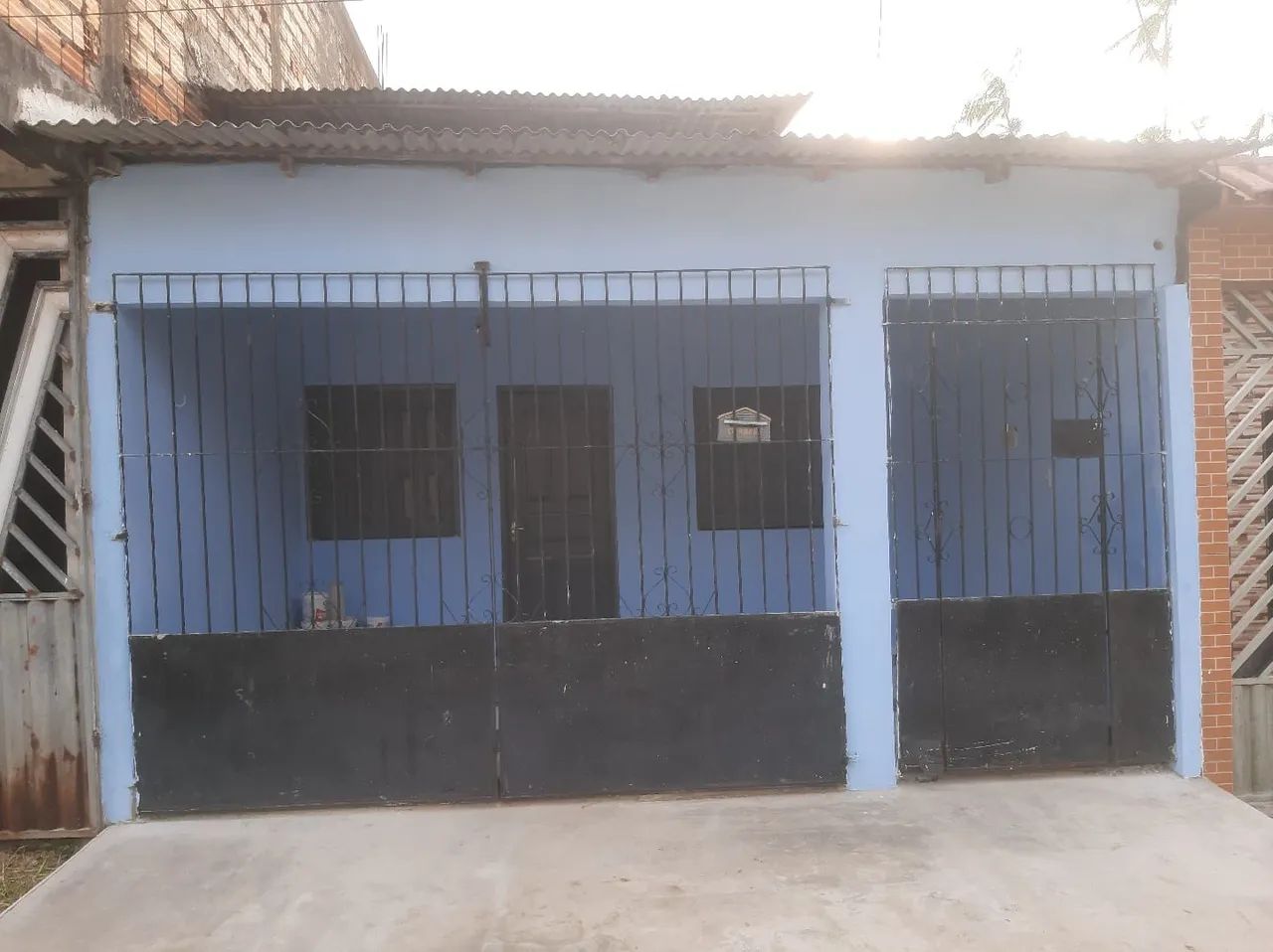 Vendo  casa recém reformada.