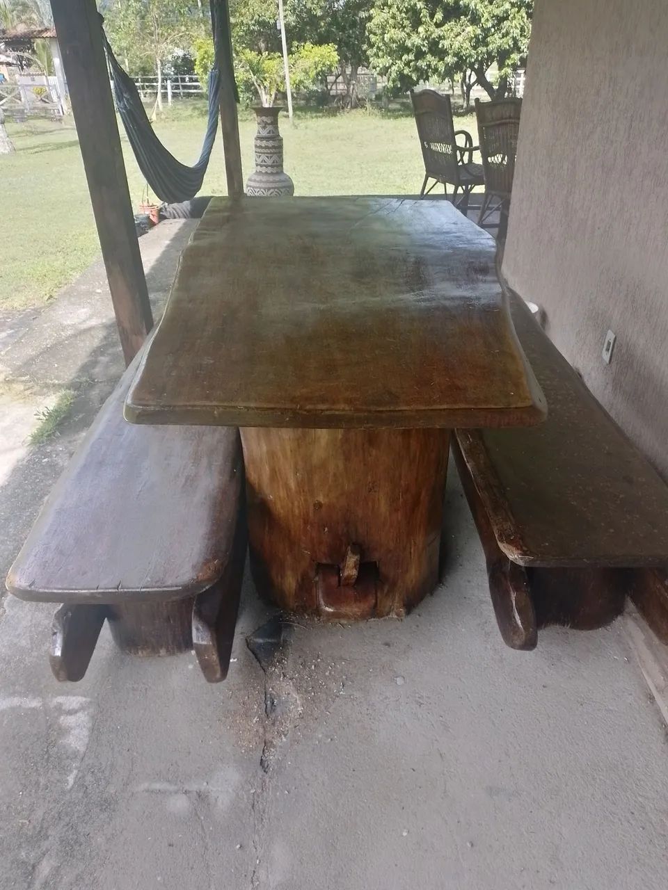Vendo mesa com 2 bancos madeira  - Foto 2