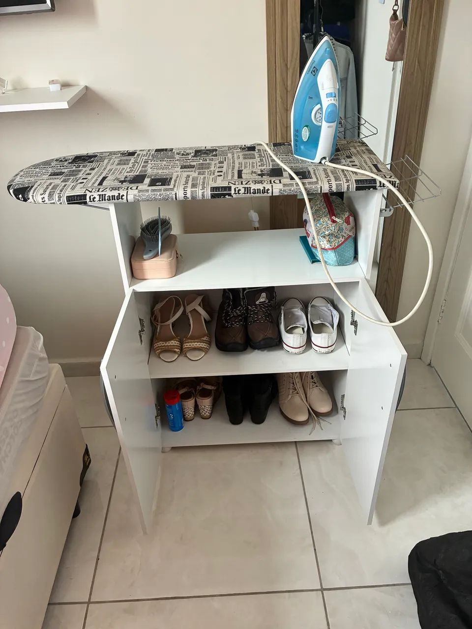 Armário Multiuso com Tábua de Passar Roupa Integrada - Excelente Estado - Foto 2