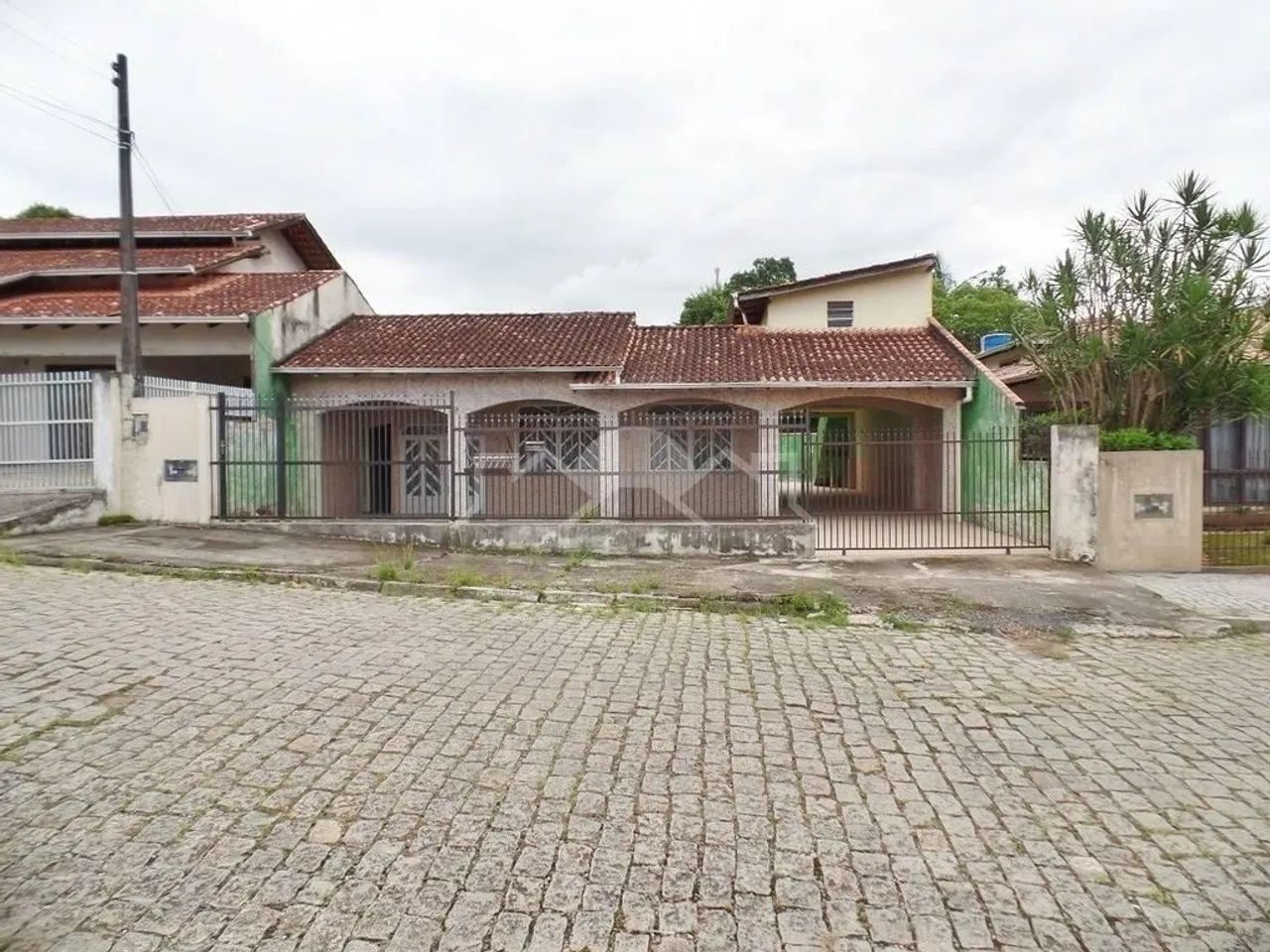 CASA COM 03 DORMITORIOS - BAIRRO PETRÓPOLIS