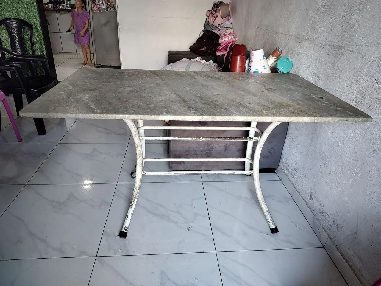 Mesa com uma cadeira 