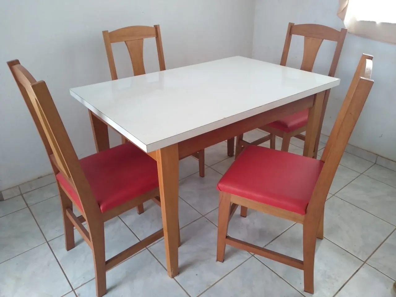 Mesa e cadeiras de madeira 