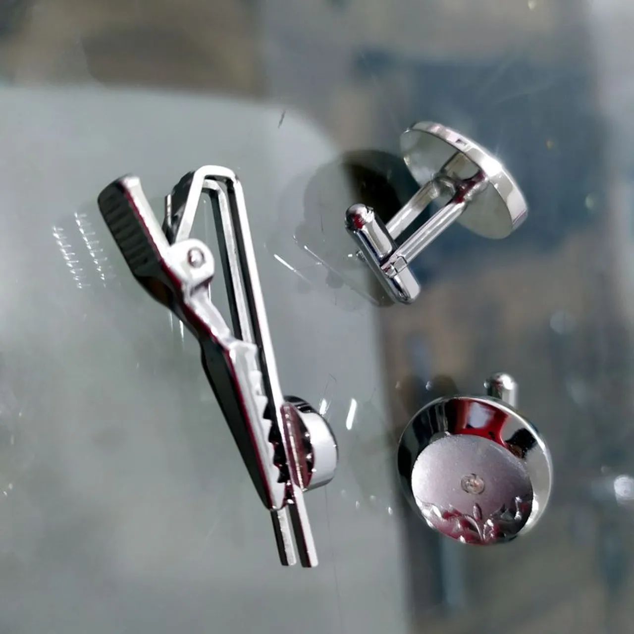 abotoaduras e prendedor para gravata com pedra cristal e entalhe - Foto 2