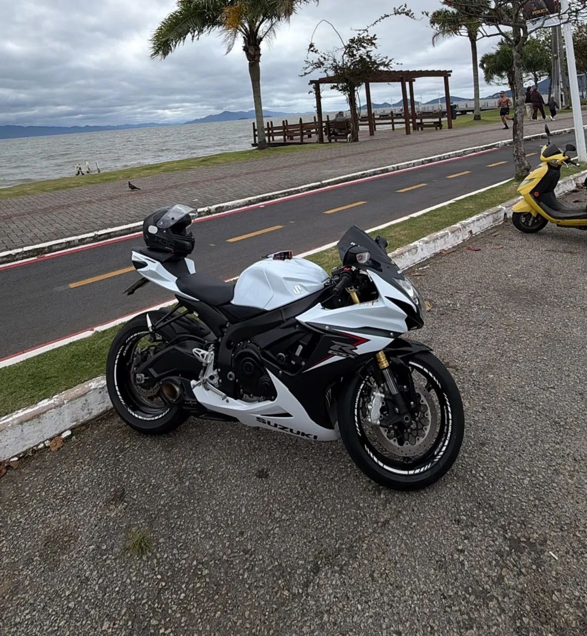 Moto SRAD 750CC