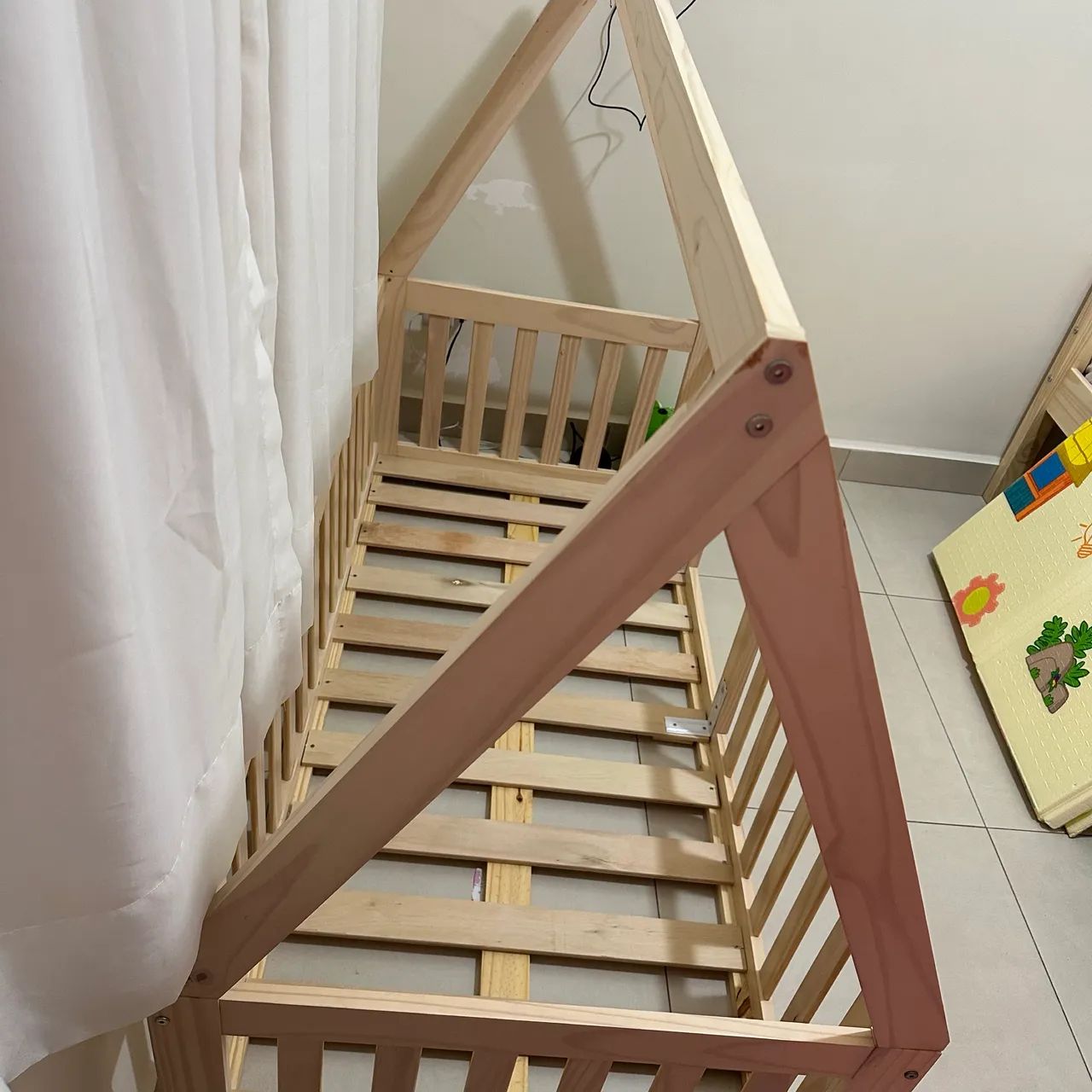 Mini Cama Montessoriana com Grade e Telhado  Natural/Bege - Foto 4