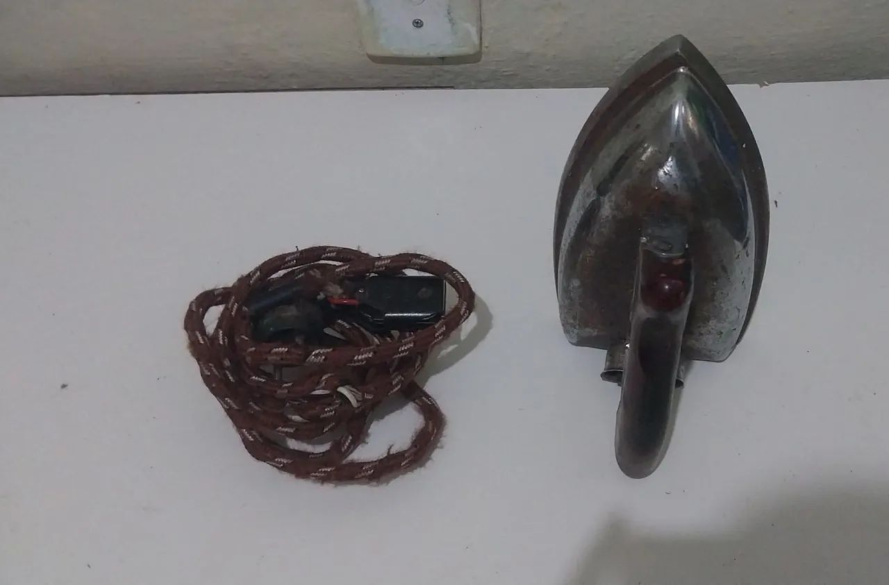 Ferro de passar antigo obs: está funcionando  - Foto 3